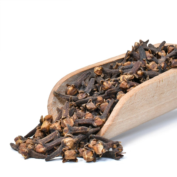 Clous de girofle dans une pelle en bois